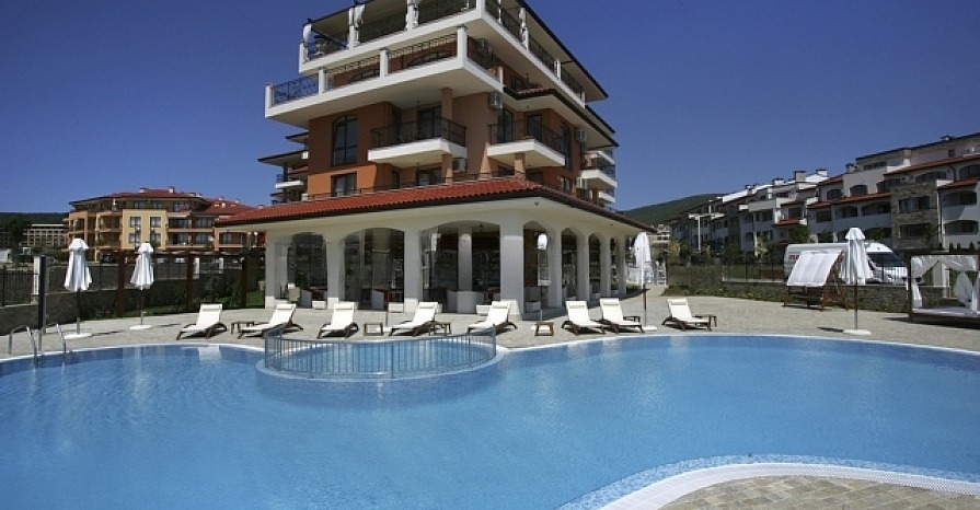 pool with loungers Coastal Dreams (1)